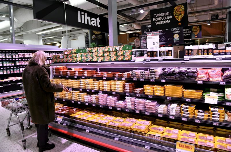 Försäljningen av bland annat kött och fisk minskade i fjol, samtidigt som priserna på dessa livsmedel steg mest.
