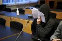 Nya åtal har väckts mot 51-årige Mika Moring, som redan tidigare har åtalats för dråp av två kvinnor. Nu misstänks han för våldsbrott mot sju kvinnor. Bilden är tagen i december 2022 i Helsingfors tingsrätt, då han häktades misstänkt för dråp.