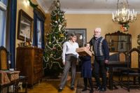 Marie-Louise Litonius och Pär Silén, här med barnbarnet Karen Litonius, har ett årligen återkommande lyxproblem. Traditionen bjuder att julgranen ska nå ända upp till taket, men det är inte lätt att hitta en gran på 3,6 meter.