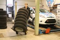 Raoul Dahlqvist inleder säsongen i januari i en ny klass. Bilen är den samma som i fjol. Motorhuven på väggen i bakgrunden är ett minne från ifjol.