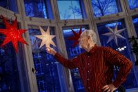 Kaj G Backas har skaffat fler och fler julstjärnor under årens lopp.