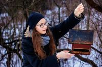Kulturhistorikern Heta Lähdesmäki säger att fågelbrädena har utvecklats och designats med tanke på vad man bjuder på, vilka fåglar man vill ha som matgäster och för att minimera risken för dålig hygien. Tanken att förena nytta med nöje och intressera sig för småfåglarnas bästa har bestått i över 150 år.