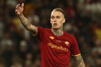Spelarfacket Fifpro menar att José Mourinho försöker mobba bort högerbacken Rick Karsdorp från Roma.