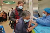 Kina har övergett noll-covid-politiken. Nu talar det mesta för att smittspridningen ökar. På bilden en vaccination i Nantong den 9 december.