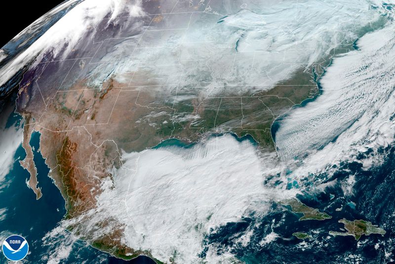 Satellitbild från vädermyndigheten NOAA visar vädersystemen över Nordamerika på julafton.