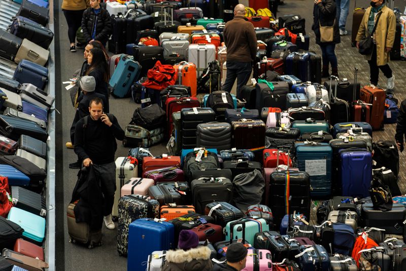 Vinterstormen orsakade stora problem för flygtrafiken i USA och Kanada. På Pearson-flygplatsen i Toronto samlades bagage i drivor på grund av störningarna.