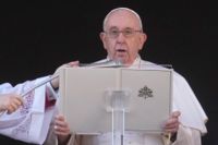 Påve Franciskus höll på juldagen sitt traditionsenliga tal på Petersplatsen i Rom.