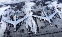 En bild från Rysslands försvarsdepartement visar bombplan på flygbasen Engels i januari, innan Rysslands invasion av Ukraina.
