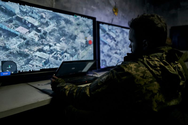 En ukrainsk soldat i regionen Donetsk följer en drönares videoflöde från en underjordisk sambandscentral.