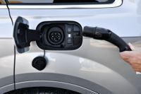 År 2035 är det tänkt att inga nya bilar ska få släppa ut avgaser i EU. Arkivfoto på en elbil.