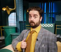 Ted Forsström som Buu-klubbens nya elaking Klösus i studion där programmet spelas in.