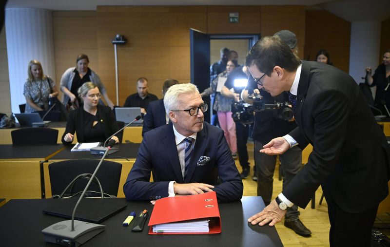 Advokaten Kai Kotiranta (t.v.) har företrätt Sanoma och varit försvarsadvokat för två av de tre anställda under processen. Kaius Niemi var chefredaktör vid publiceringen men har inte åtalats.