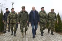 Serbiens försvarsminister Milos Vucevic, i mitten, vid ett besök på en militärförläggning i Raska i södra Serbien på måndagen.