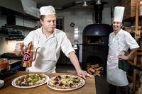 Nick Victorzon och Emil Järvinen jobbar i köket på pizzerian YLP i Ekenäs. Företaget är litet, men trots att det är hektiskt och kundströmmarna stora finns det tid för humor i köket.