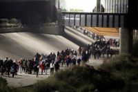 Migranter vid Rio Grande-floden på väg till gränsen till USA dagarna före jul. Högsta domstolen har nu beslutat att de covidrestriktioner som hindrar migranter ska kvarstå. Arkivbild.