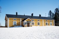 Den historiska fastigheten Hommanäs gård ska säljas, men affärsverksamheten fortsätter som hittills på området.