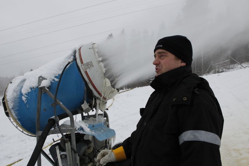 Företagaren Niklas Blomander passar på och tillverkar konstsnö i Kokonbacken när temperaturen sjunker under -5 grader.