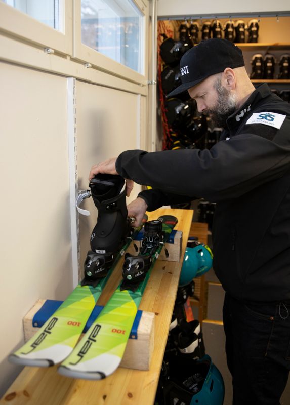 Pistchefen Ville Kainulainen ser till att slalomskidornas bindningar är rätt inställda för kundens skidpjäxor.