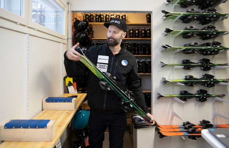 Pistchefen Ville Kainulainen vid Granbacken är glad över att skidcentret i vinter kan erbjuda skolklasser slalomskidor och pjäxor att hyra.