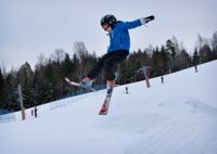Sante Lampén från Esbo tränar till vardags slalom i Grankulla Alpin, men under jullovet åker han i hemmabacken helt för skojs skull.