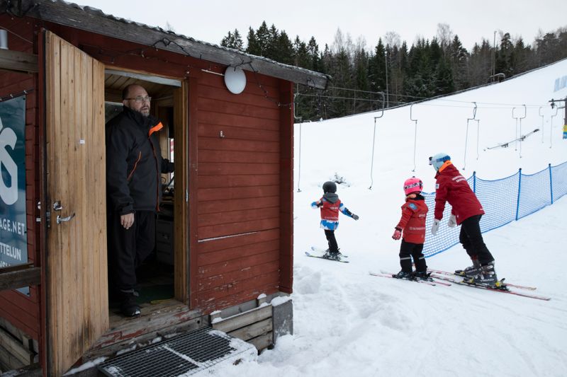 Mikael Oborin är den äldsta medarbetaren vid Granibacken, han har jobbat där sedan han avslutade sin egen alpina karriär som junior. Numera sköter han liften, kör pistmaskinen och hyr ut skidor. – I ett litet skidcenter får man hoppa in och jobba där det behövs, jag kan också stå i kaféet om det är rusning, säger han.