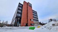 Eleverna i den svenska skolan i Munksnäs kommer att ha sina klassrum i den här kontorsbyggnaden ända till 2024.