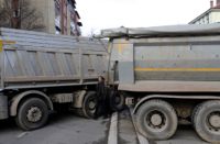 Etniska serber i norra Kosovo har rest vägbarrikader. Bilden är från staden Mitrovica på onsdagen.
