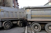 Etniska serber i norra Kosovo har rest vägbarrikader. Bilden är från staden Mitrovica på onsdagen.