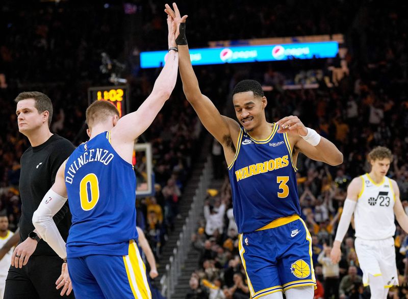 Lauri Markkanen, i bakgrunden, deppar efter att Golden State slagit hans Utah Jazz efter en stark sista quarter.
