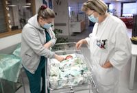 Barnmorskan Pernilla Lindberg och överläkare Raija Räty värnar om närtjänster för sina föderskor, så att förlossningarna kan bli trygga upplevelser. Ekenäsbon Sandor Lindegren föddes den 27 december 2022.