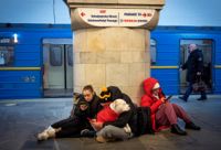 Folk tar skydd i Kievs tunnelbana under attackerna mot Ukraina.