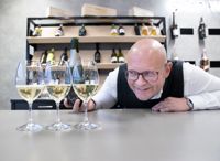 Sommelieren Martin Nordell häller upp mousserande vin i vitvinsglas. — Bubblorna får bättre plats i ett större glas, säger han.