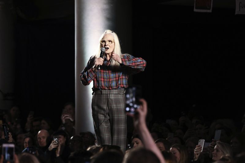 Vivienne Westwood i samband med att hon presenterade en ny kollektion kläder 2019. Arkivbild.