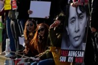 Demokratiaktivister protesterar i februari i samband med att det gått ett år sedan en militärjunta tagit makten i Myanmar och avsatt Aung San Suu Kyi.
