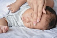 De flesta barn smittas med RS-virus i något skede och får symtom som liknar en lindrigare förkylning, men barn under 6 månader kan få kraftiga symtom med bland annat andningssvårigheter.