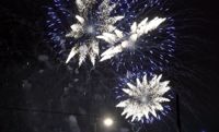 I Esbo bjuds det på lasershow i stället för fyrverkerier som Helsingfors stad ordnar – men som på grund av hård vind ställs in.