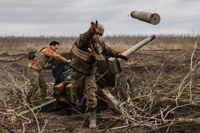 Ukrainskt artilleri i närheten av Bakhmut. Soldaten gör sig av med en använd hylsa.