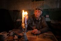 Pensionären Volodymyr Dubrovslij i Kupiansk, i Charkivregionen, har varit utan elektricitet i fyra månader.