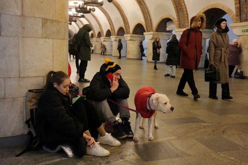 Kievbor tar skydd i en tunnelbanestation under ett flyglarm på torsdagen.