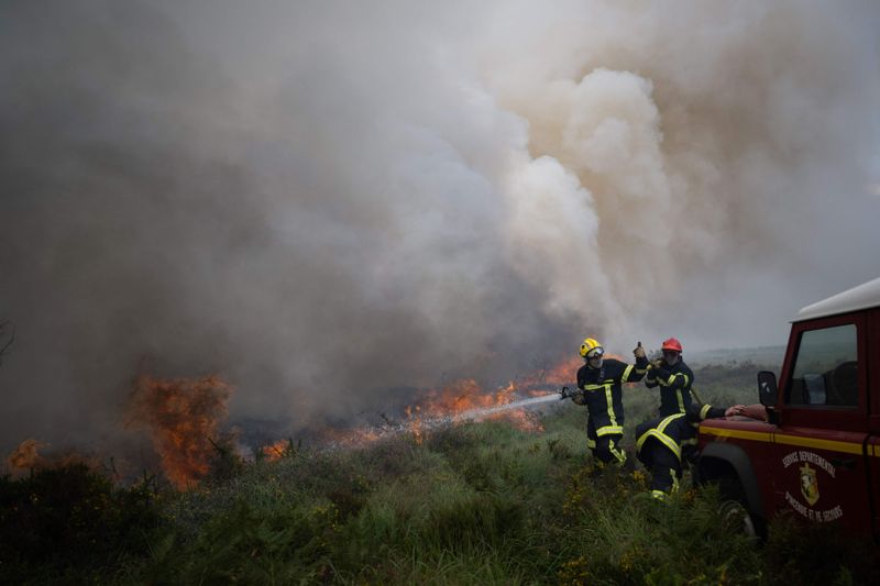 I samband med värmeböljan i juli 2022 steg temperaturen i Storbritannien för första gången till 40 grader medan skogsbränder härjade i Bretagne. Även i Frankrike slogs flera värmerekord.