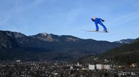 Den extremt varma luftströmmen som drog in över Europa till nyår garanterade att det var snöfritt inför nyårsdagens klassiska backhoppningstävling i Garmisch-Partenkirchen i södra Tyskland.