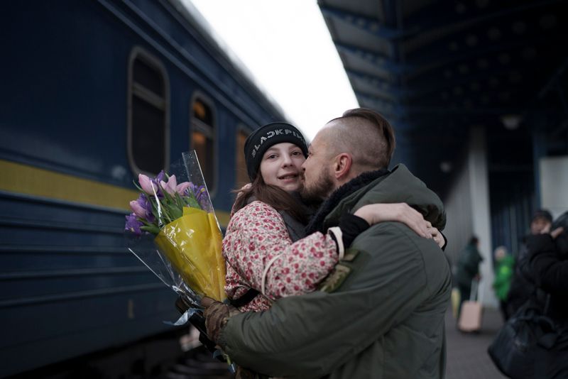 Ukrainska soldaten Vasyl Khomko kramar dottern Yana som återvänt hem över nyårshelgen.