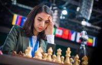 Sara Khadem i aktion under snabbschack-VM i kazakiska Almaty.