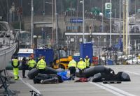 Gummibåtar som använts av migranter plockas bort i hamnen i Dover, England, den 20 december.