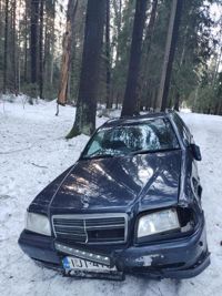 Bilvraket i Svedängen, som det såg ut på nyårsdagen. På måndagen hade bilen redan bogserats ur skogen.
