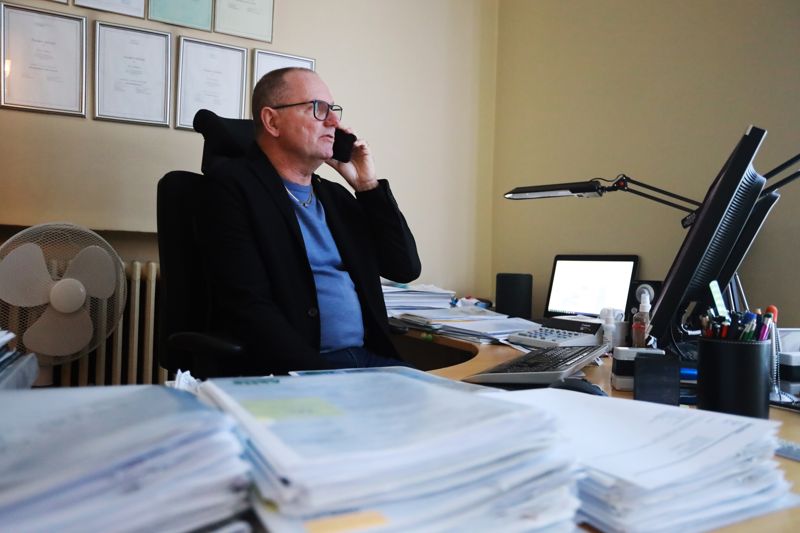 Omsättningen av fastigheter har ännu inte rasat i västra Nyland enligt Mosse Lindholm. Men redan nu märker han att till exempel hyreslägenheter som är eluppvärmda inte går åt lika snabbt som tidigare.