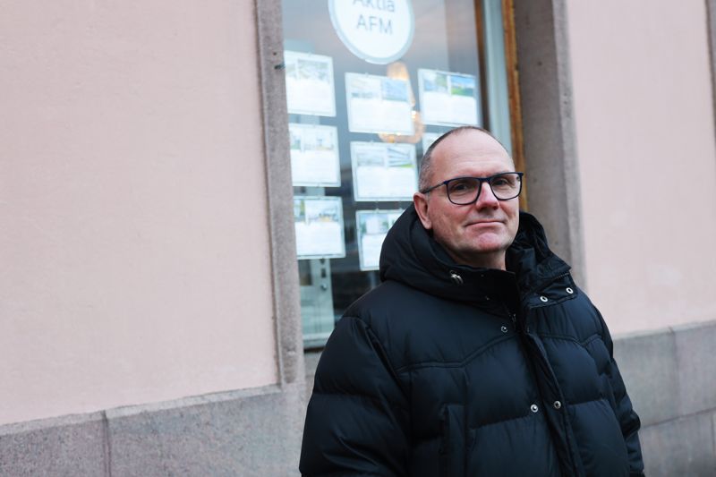 Mosse Lindholm berättar att det brukar ta mellan en månad och flera år att sälja fastigheter mellan Hangö och Kyrkslätt. I Helsingfors kan en försäljning gå undan på några veckor.