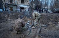 Ukrainska experter undersöker nedslagsplatser efter ryska attacker mot huvudstaden Kiev.