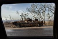 Den här ryska pansarvagnen förstördes i en vägren i Donetsk den andra januari 2023.