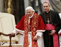 Den tidigare påven Benedictus den XVI och hans personliga sekreterare Georg Gänswein 2013. Gänsweins bok släpps i januari. Arkivbild.